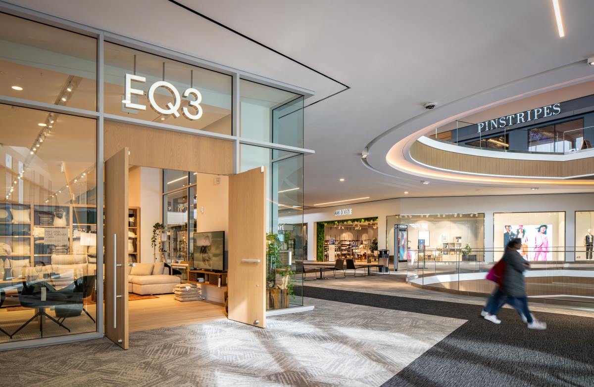 Interior of the shopping center featuring EQ3 storefront