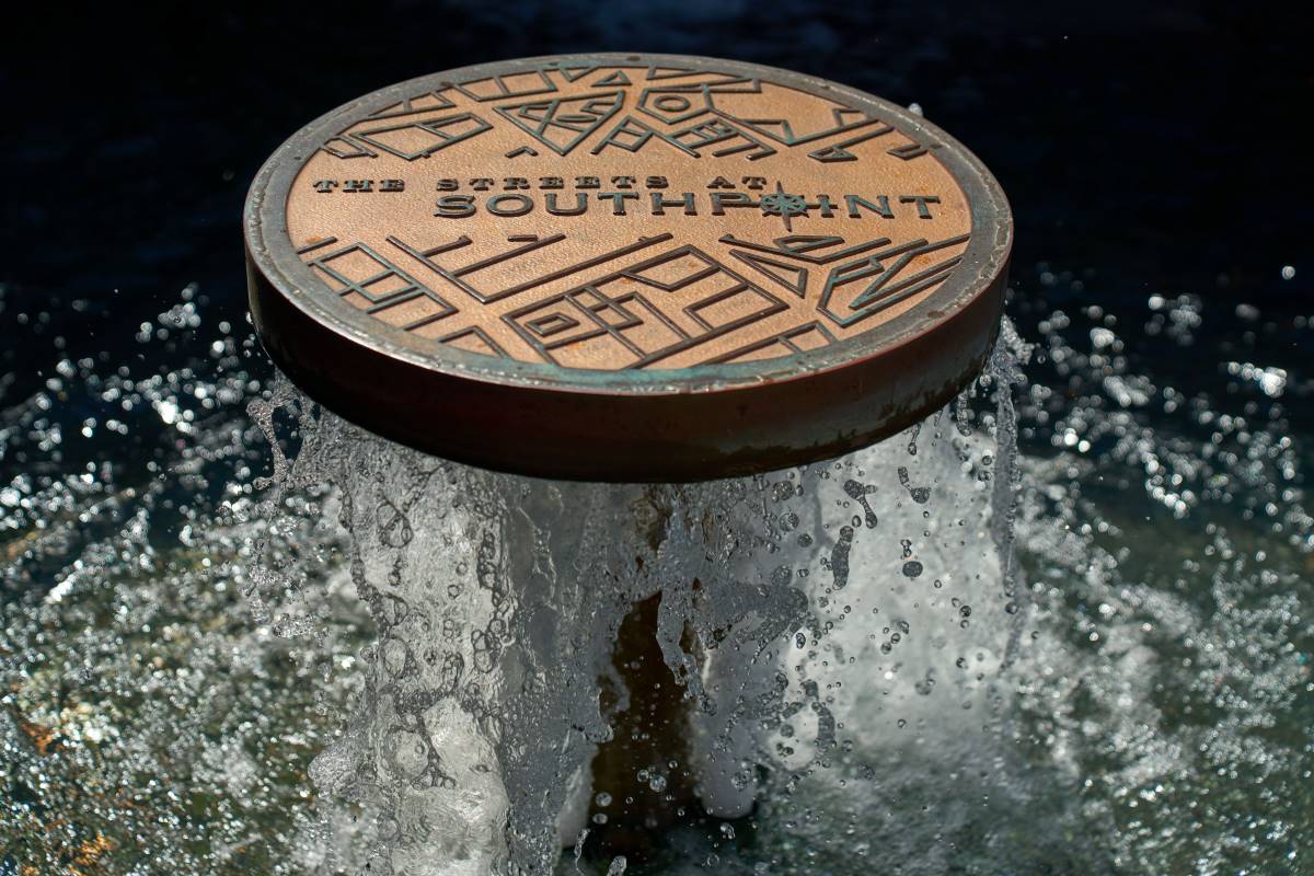 Circular sign with Streets at Southpoint logo and water splashing