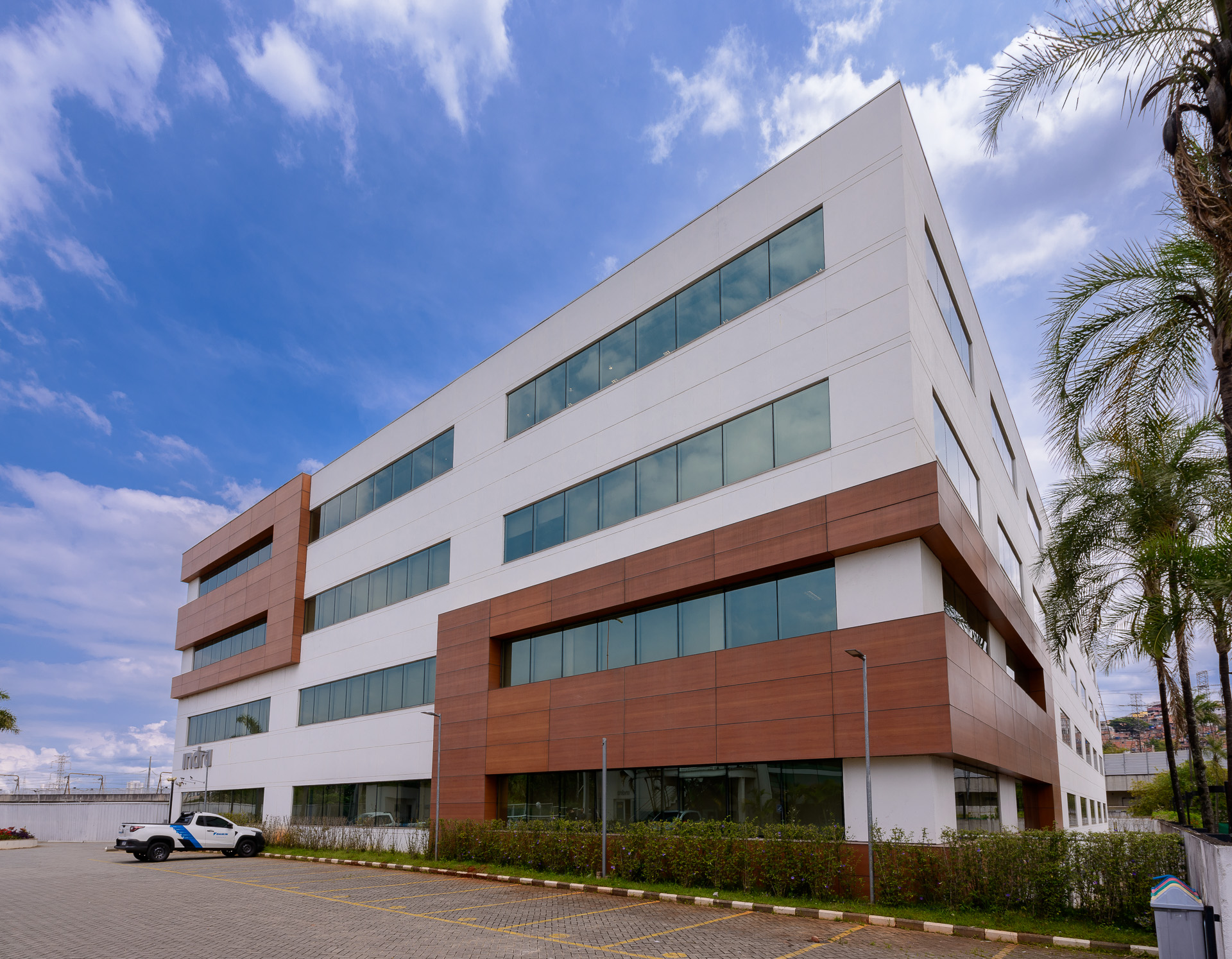 Panamérica Green Park exterior view of white and brick 4 level office building