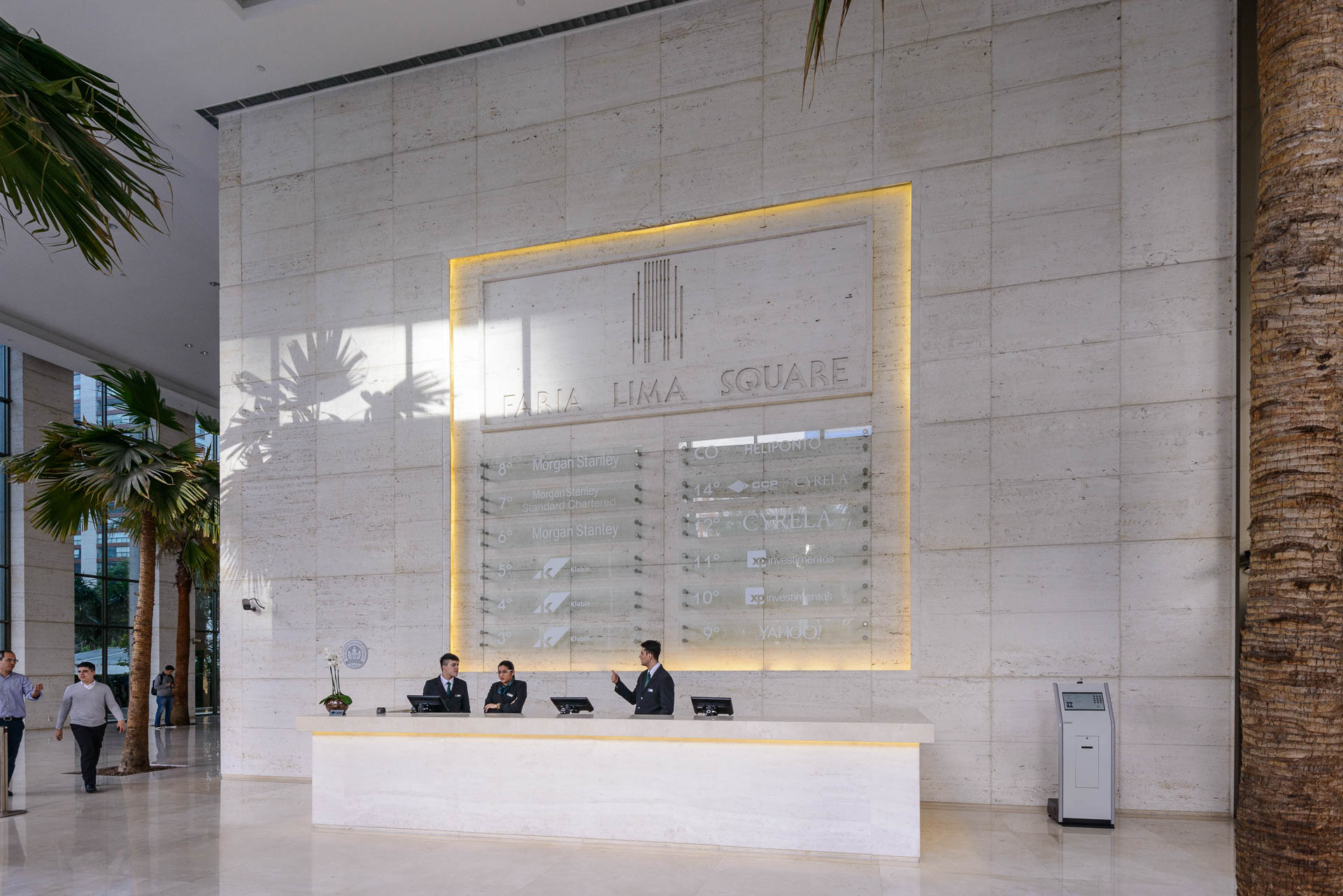 Faria Lima Square reception with 3 individuals behind the reception area