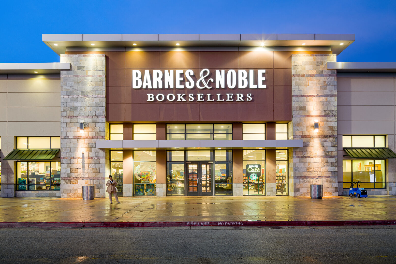 Exterior storefront of Barnes and Noble